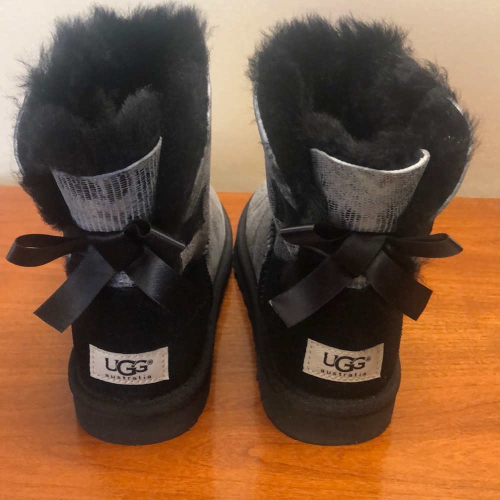 UGGS classic bow short boots
